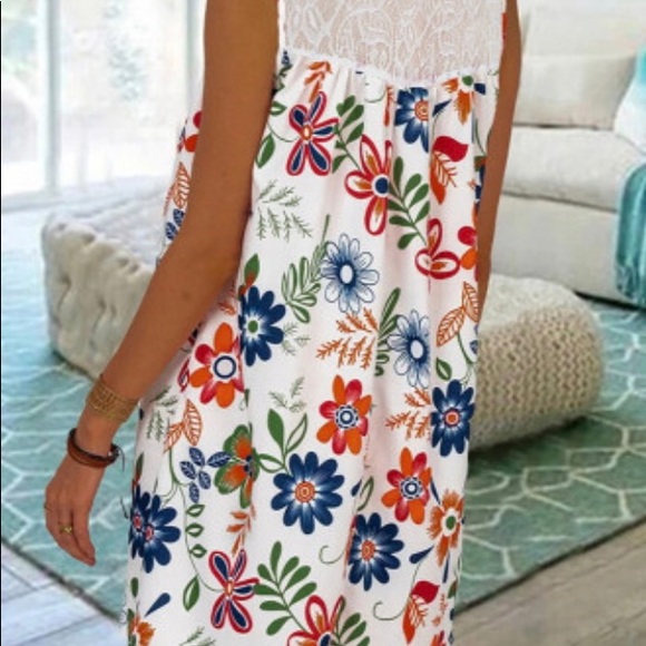 WHITE LACE FLORAL MINI DRESS - Picture 4 of 7